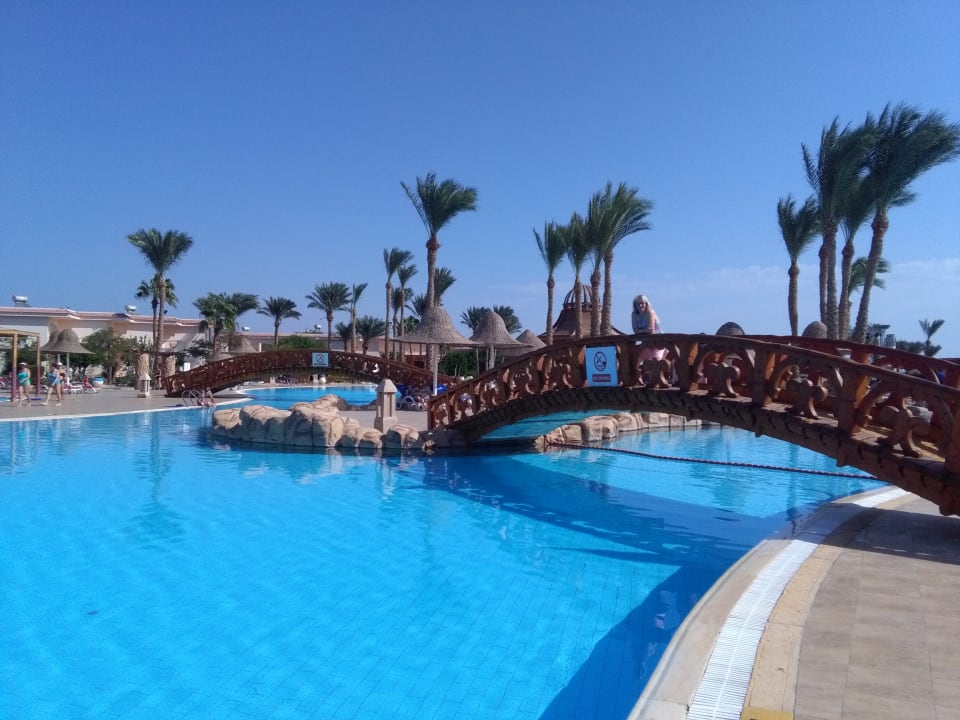 Pool Parrotel Beach Resort