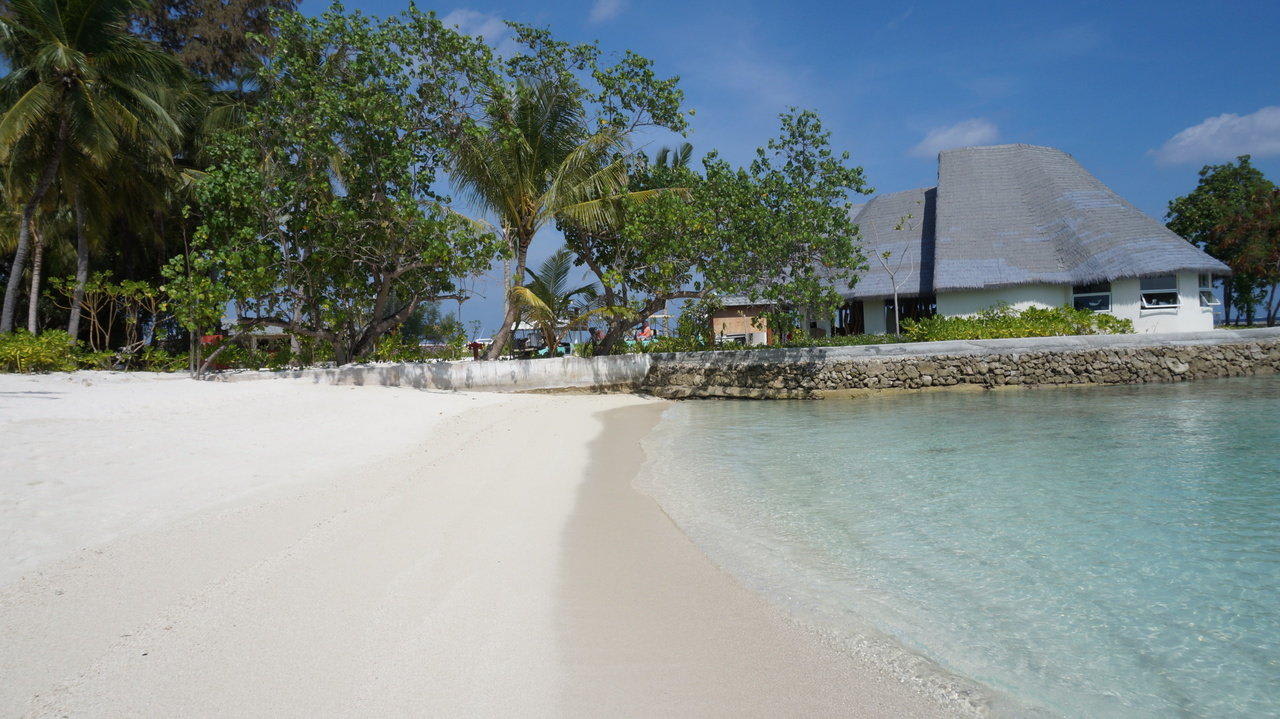 Strandausblick Centara Ras Fushi Resort & Spa Maldives