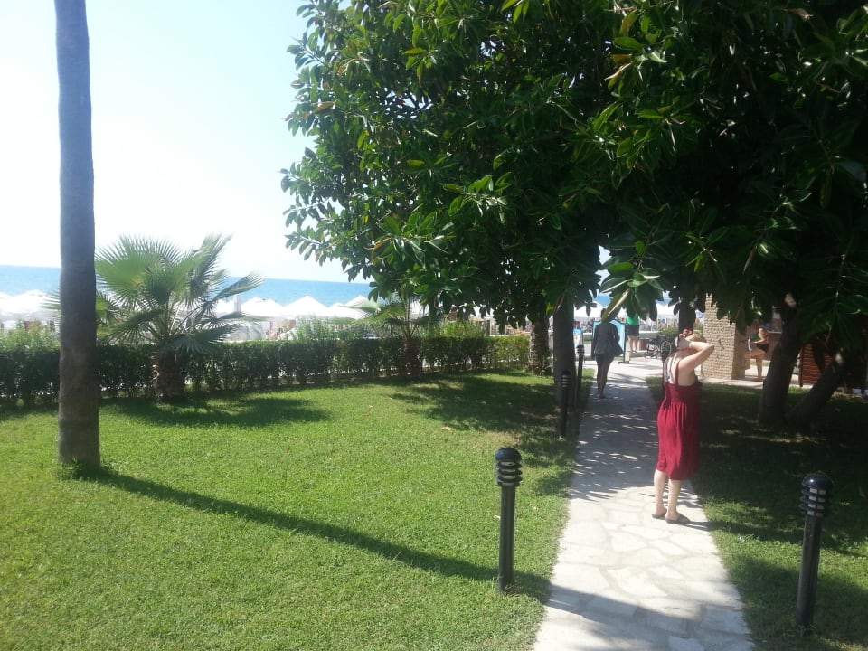 Weg von der Bar zum Strand Hotel Sirma