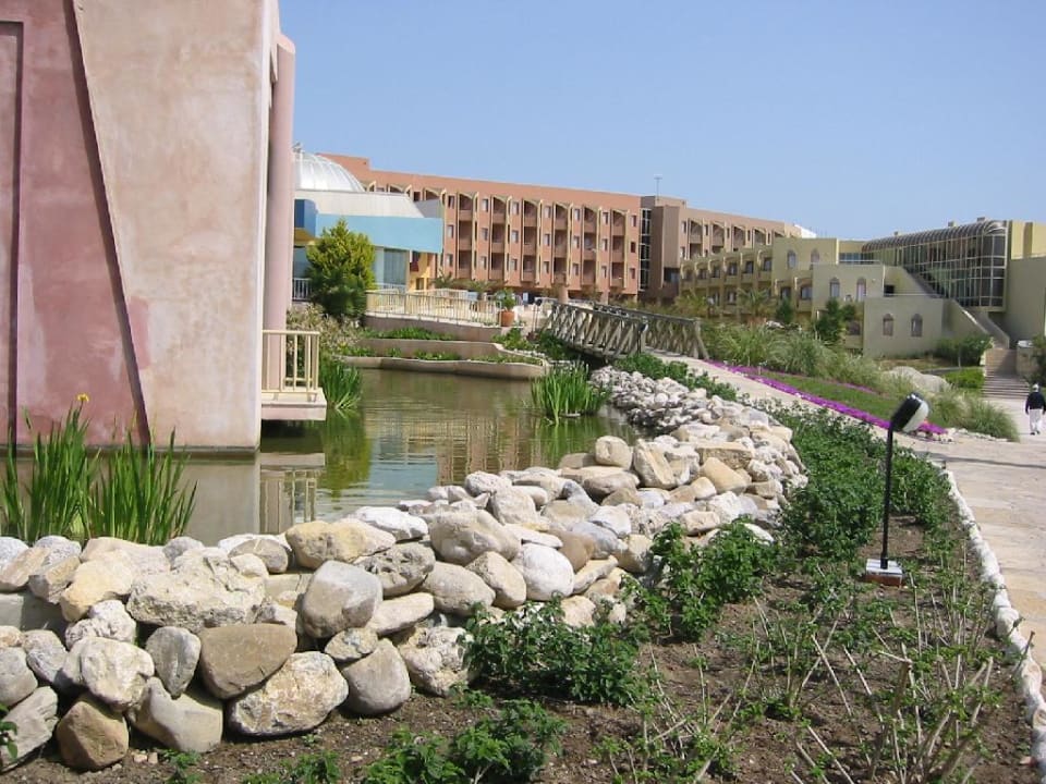 Von Gartenteichen eingerahmt Blue Waters Club