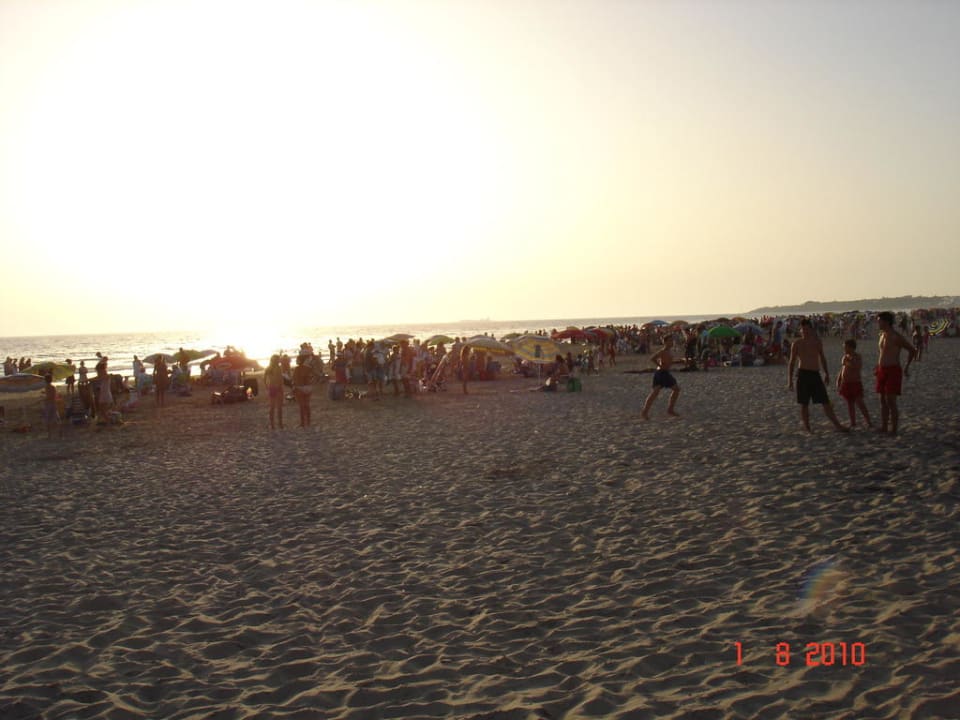 Buntes Treiben am Strand Sol Sancti Petri Apartamentos