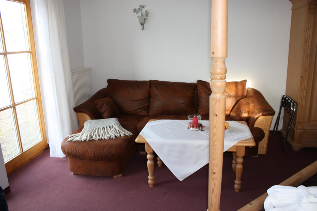 Ledersofa im Himmelbettzimmer Hotel Alpenhof Jäger