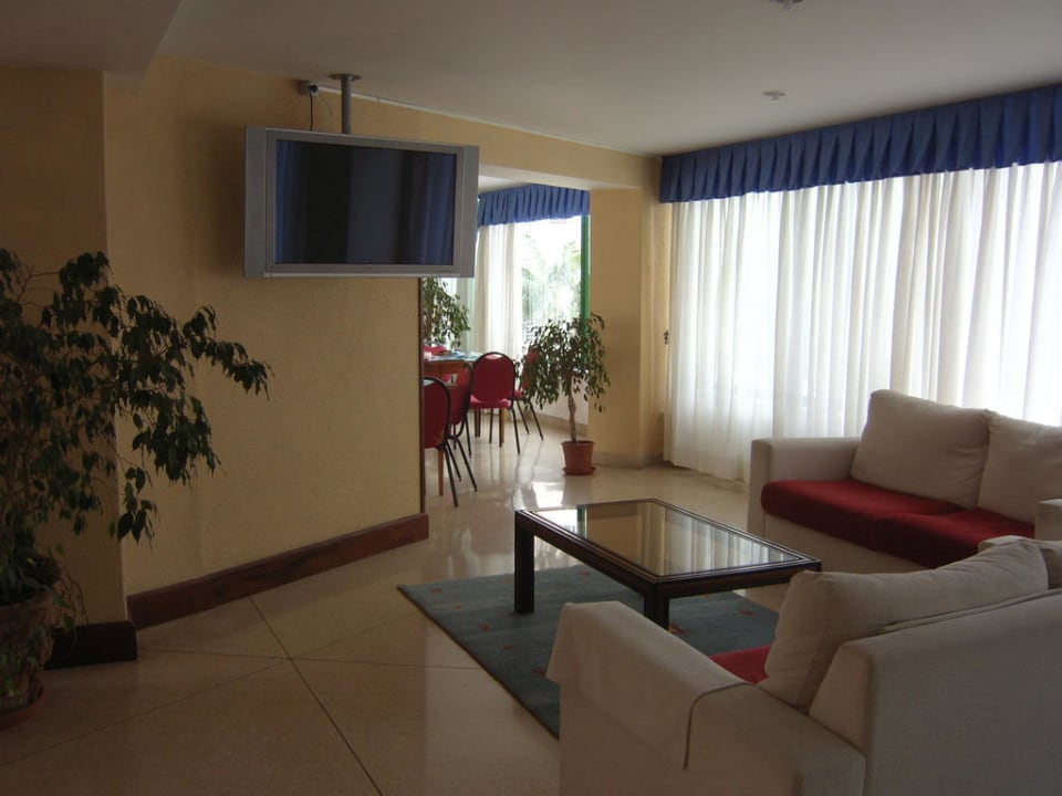 Aufenthalsraum mit Großbild-TV H10 Tenerife Playa