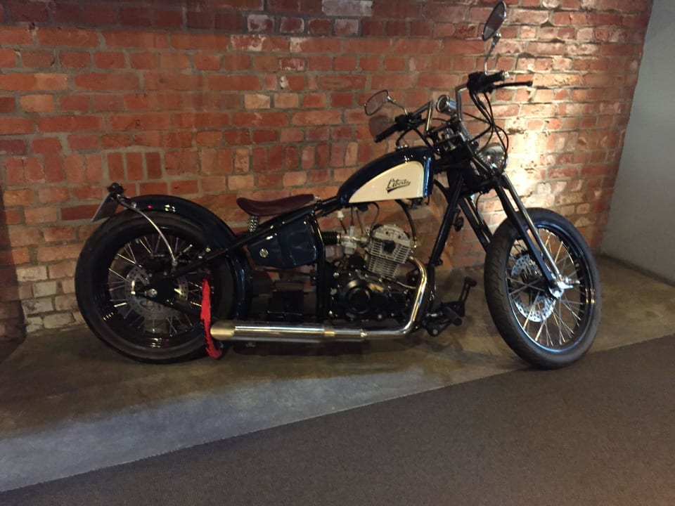 Eingangsbereich mit Ausstellungsstück Gastwerk Hamburg