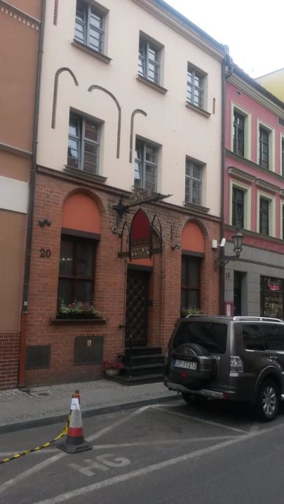 Przed hotelem. Hotel Gotyk