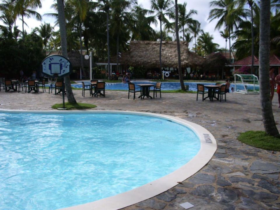 Poollandschaft mit Buren Bar Wyndham Alltra Samana