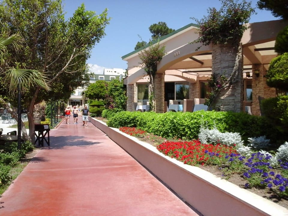 Дорога к ресторану Lucida Beach Hotel