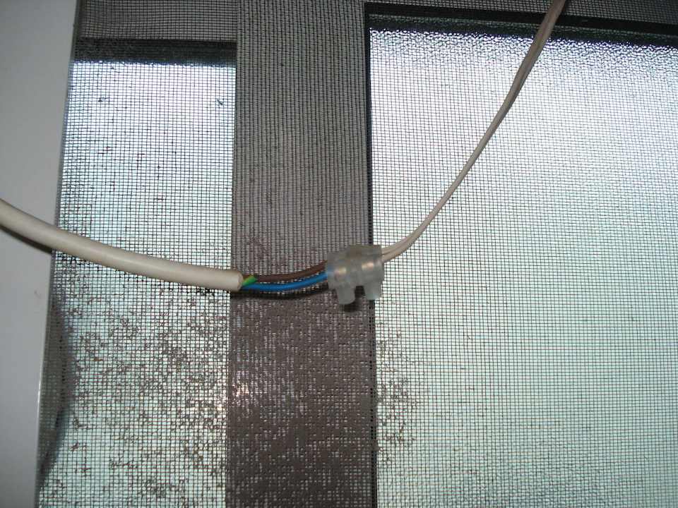 Freihängendes kabel direkt über wanne Hotel Moon Valley Apartments