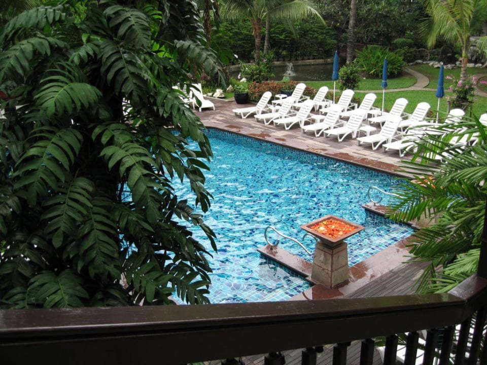 Ein Pool mitten in der Großstadt Centara Grand at Central Plaza Ladprao Bangkok