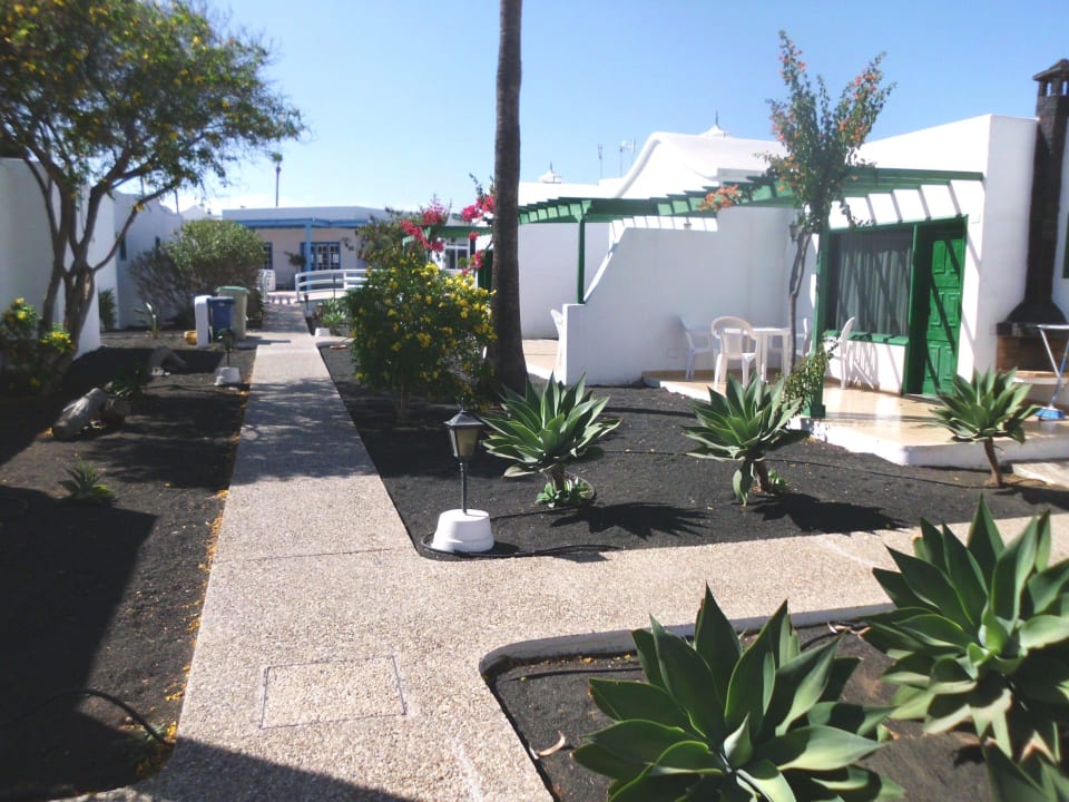 Weg entlang der Bungalows Hotel Hyde Park Lane