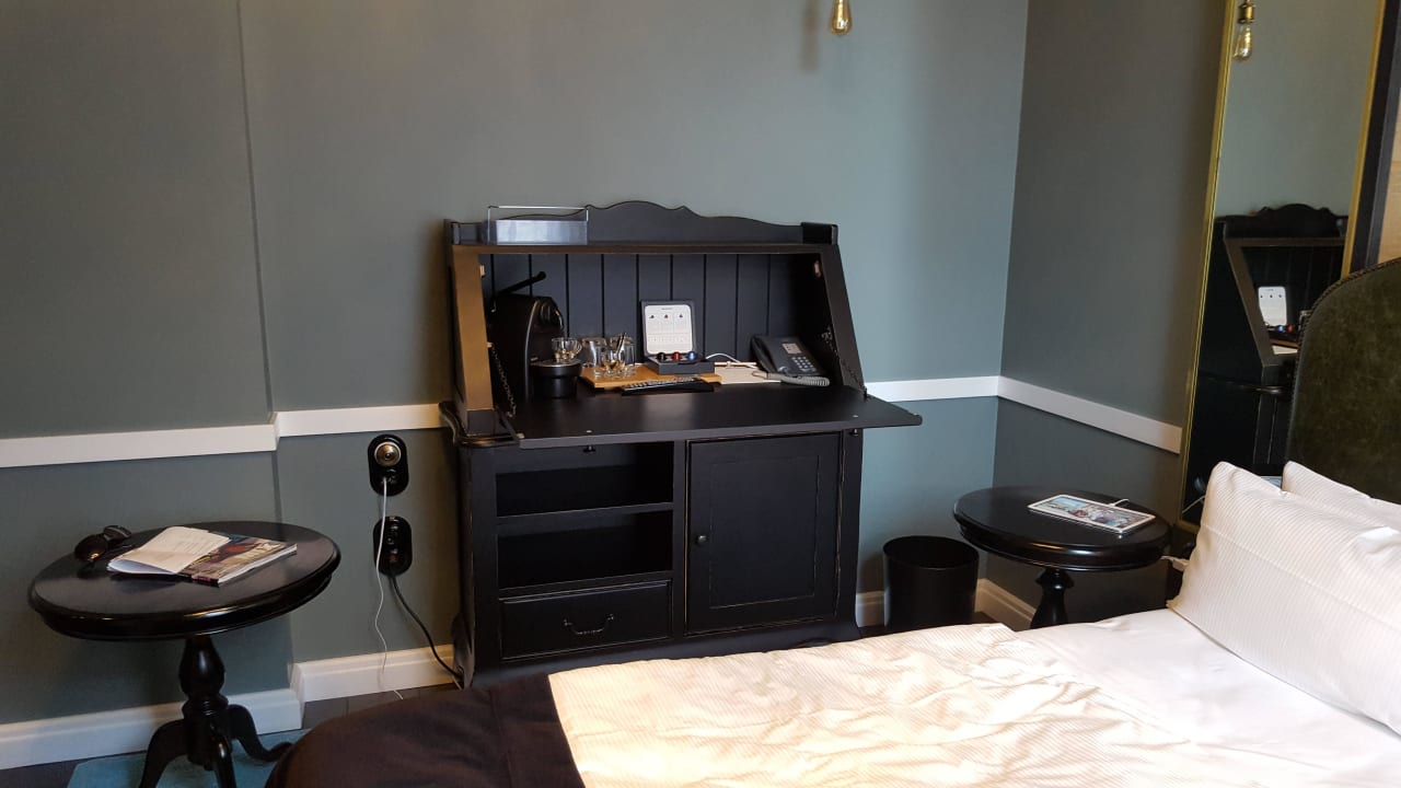 Sekretär mit Nespresso-Maschine und Minibar Sir Savigny Hotel, part of Sircle Collection