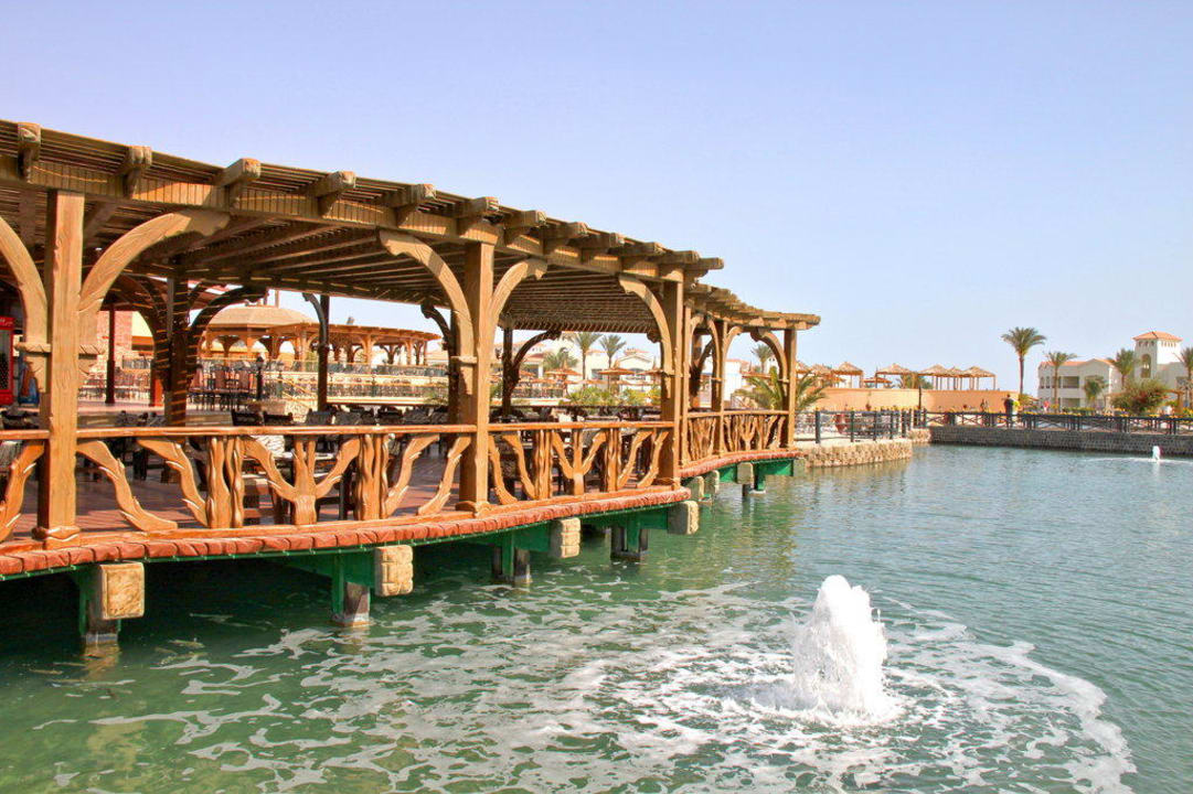 Wunderschöne Holzterrasse in der Lagune Pickalbatros Dana Beach Resort - Hurghada