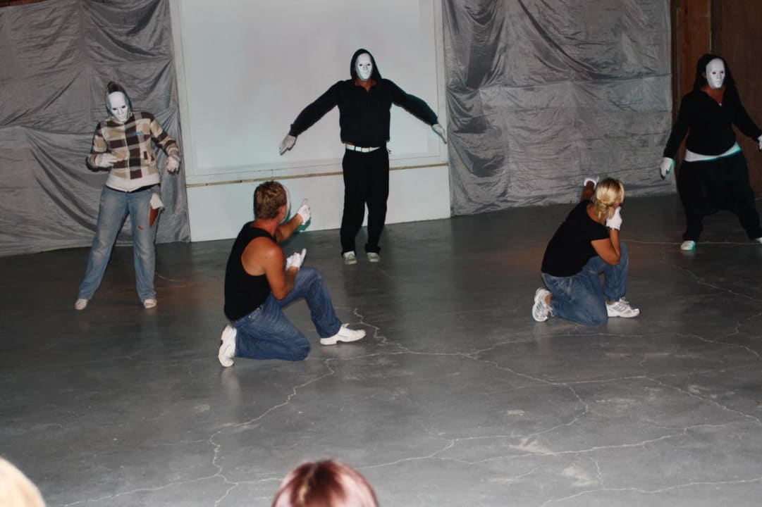 Animateure beim Abendprogramm TUI KIDS CLUB Alex Beach