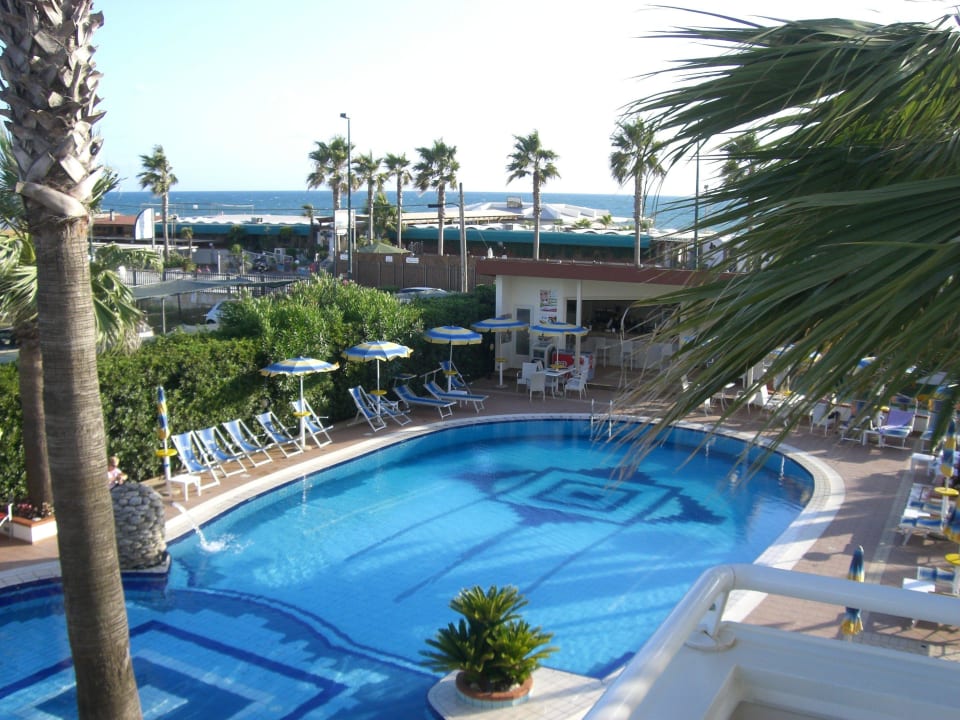 Pool von unserem Zimmer Hotel Olimpico