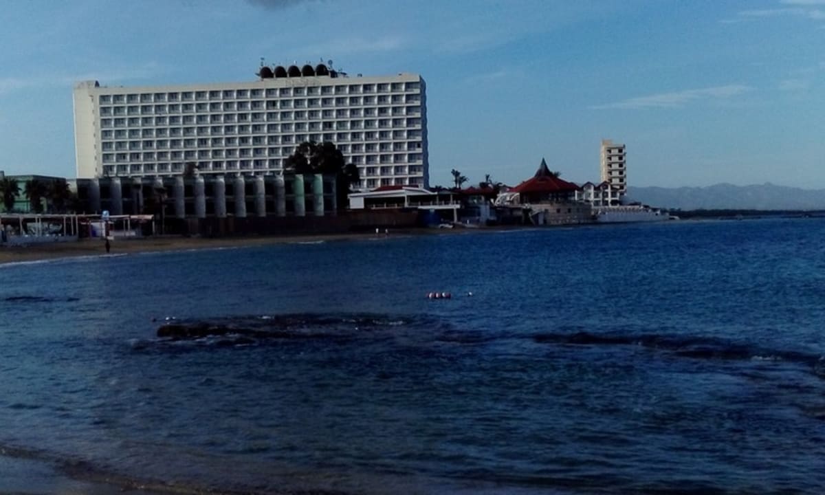 Blick vom Strand auf das Hotel Salamis Bay Conti Resort Hotel & Casino