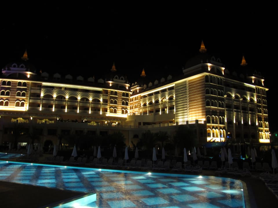 Außenanlage bei Nacht Royal Alhambra Palace