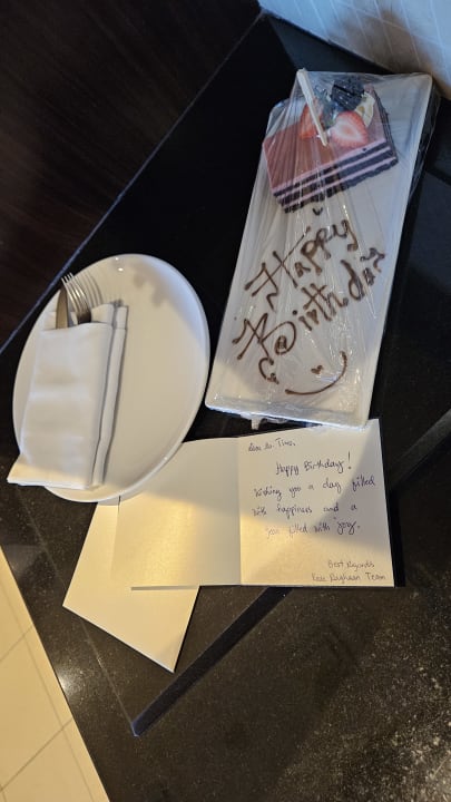 Zimmer Rose Rayhaan by Rotana