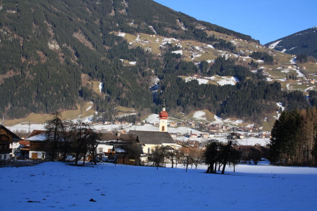 Blick zur Dorfkirche Platzlhof - Mein Hotel im Zillertal