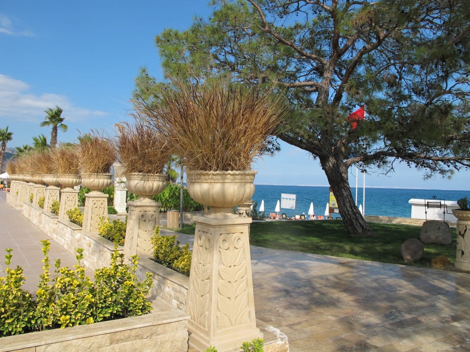 Weg vom Hauptpool zum Strand Nirvana Mediterranean Excellence
