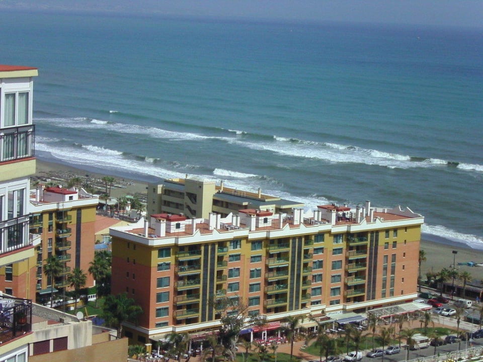 Blick vom 8. Stock über div. Hochhäuser zum Strand BLUESEA Gran Cervantes