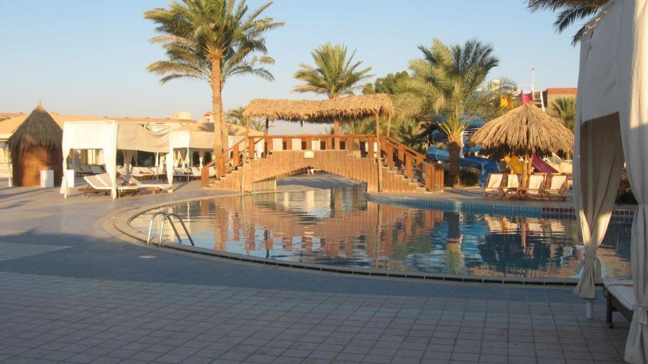 Mostek nad basenem Sindbad Club