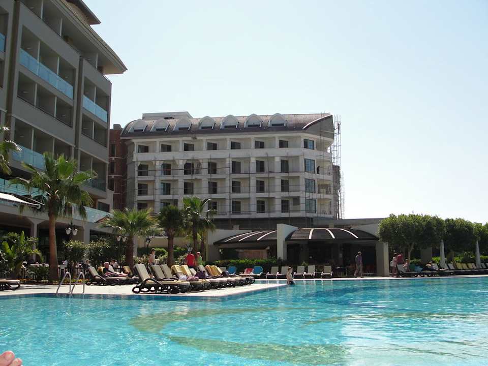 Neubau nebenan  Aydinbey Kings Palace & Spa