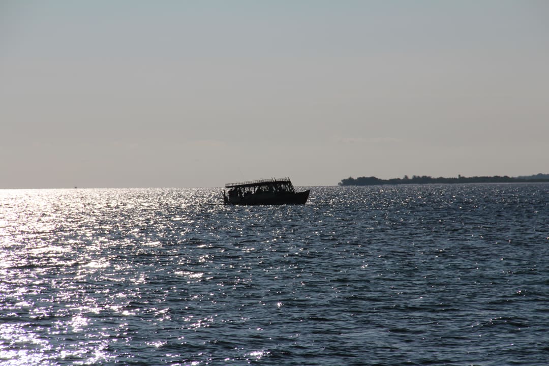 Dhoni Boot bei Sonnenuntergang Adaaran Select Meedhupparu Island Resort - Premium All Inclusive