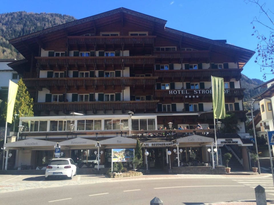 Blick auf den Stroblhof von der Straße aus STROBLHOF Active Family SPA Resort