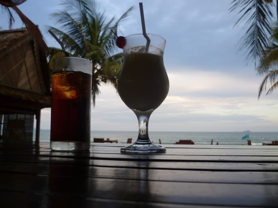 Happy Hour an Strandbar Palm Garden Beach Resort & Spa