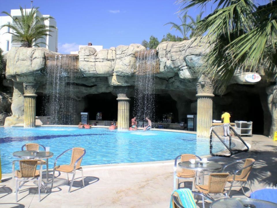 Swim-up Poolbar Monachus Family Resort Sorgun