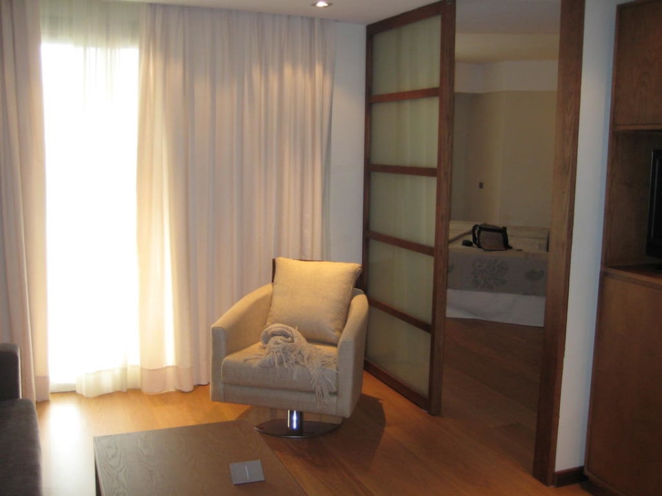 Wohnbereich mit Sicht in den Schlafbereich Protur Biomar Sensatori Resort