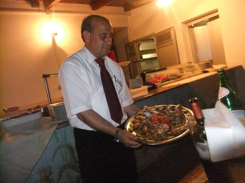 Pasquale, beim Dinner am Strand Aldiana Club Rocca Nettuno Calabria