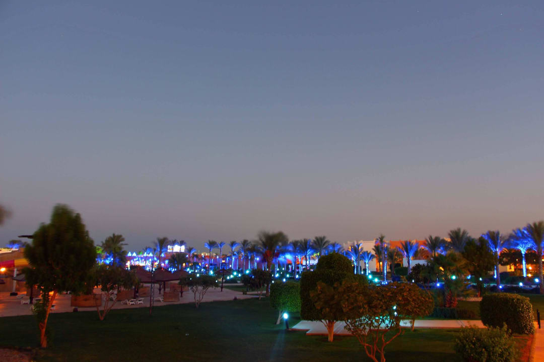 Bei Dämmerung schön beleuchtet SUNRISE Royal Makadi Resort