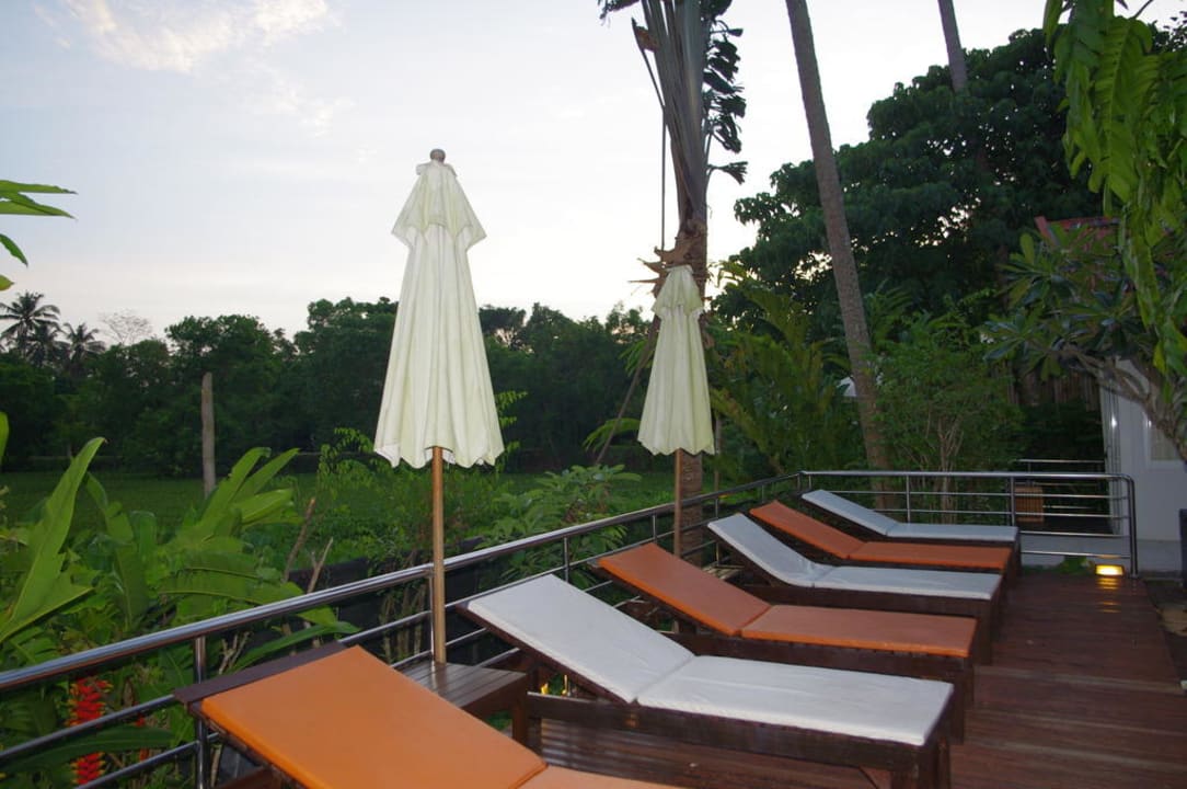 Wenige schöne Liegen Hotel Ao Nang Paradise Resort