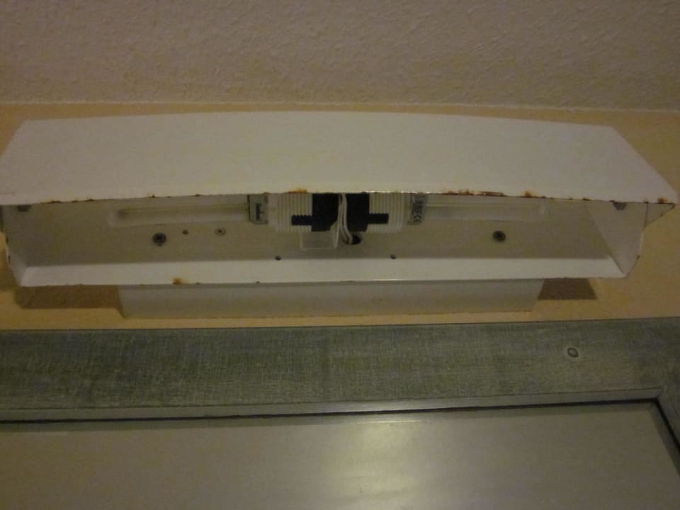 Verrostete Lampe von unten gesehen Garden Saladina