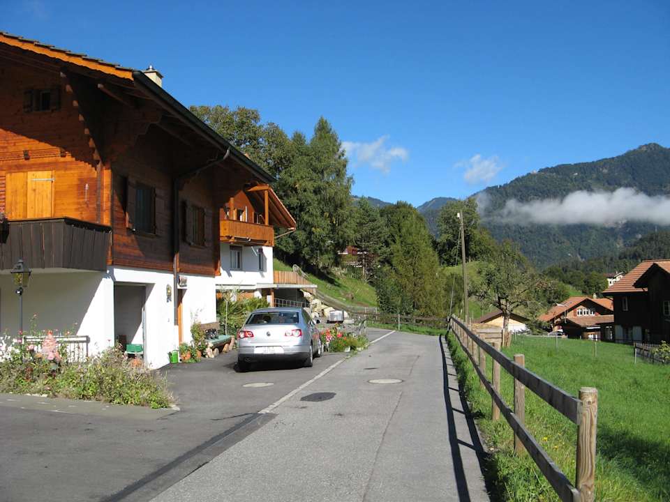 Straße vor dem B&B Chalet Gafri BnB - Frühstückspension