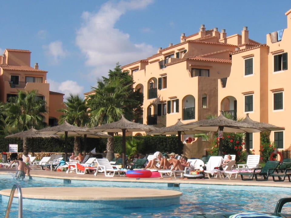 Hotelpool mit Blick auf die Appartements FERGUS Style Carema Beach