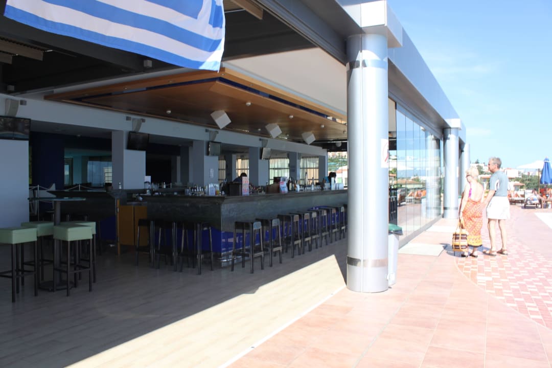 Bar przy basenie Royal & Imperial Belvedere Resort