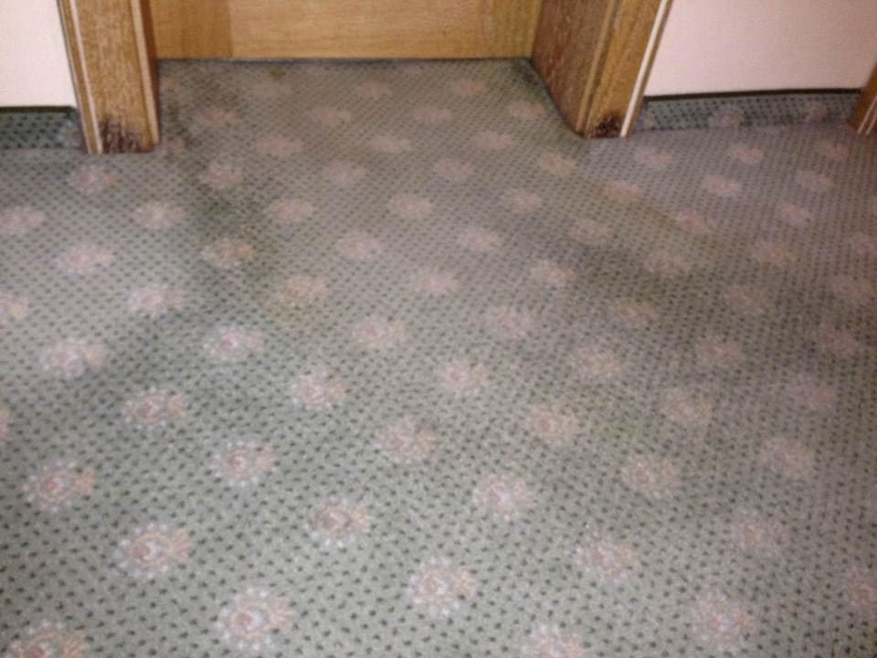 Völlig verdreckter Teppichboden Centro Hotel Stern
