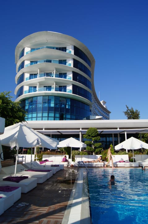 Widok z basenu Q Premium Resort
