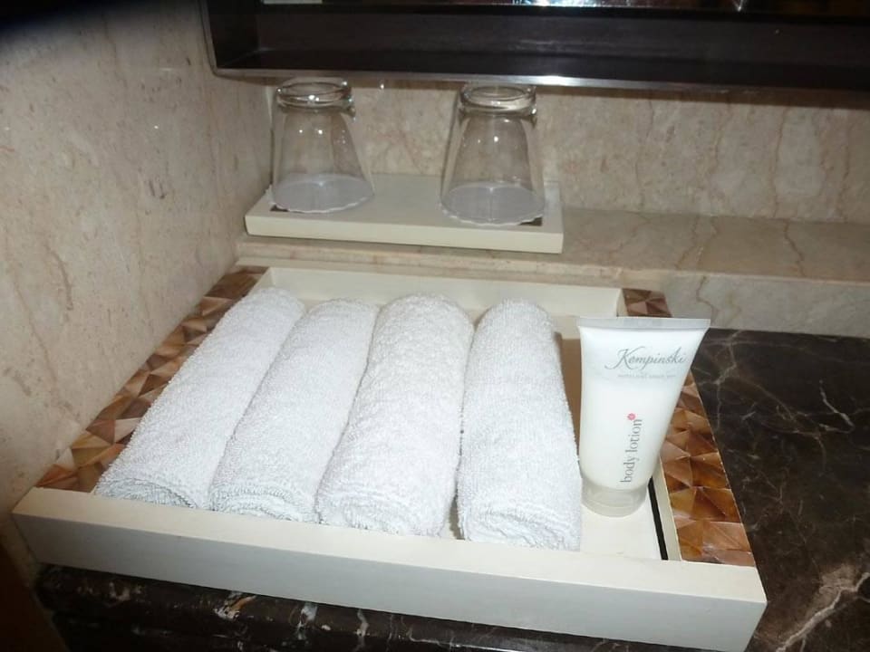 Produkte im Bad The Leela Ambience Convention Hotel Delhi