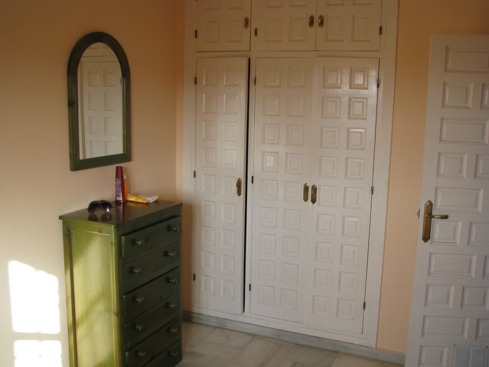 Szafy wnękowe w sypialni Apartamentos Verano Azul