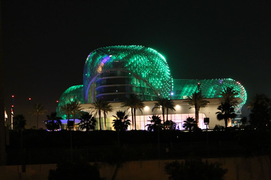 Hotel bei Nacht (Farbe wechselt) W Abu Dhabi - Yas Island