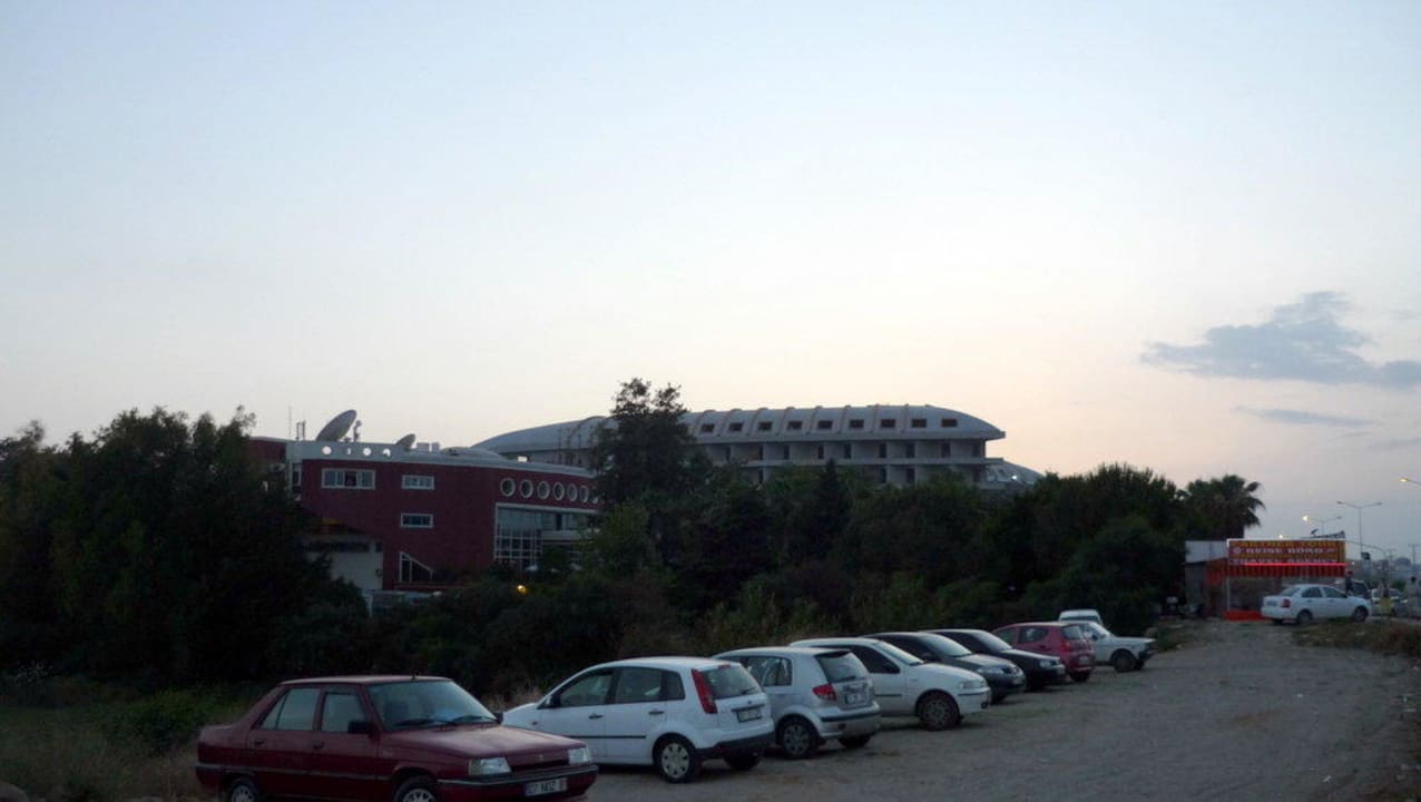 Vorne Botanik, dahinter das neue Platinum Botanik Hotel & Resort