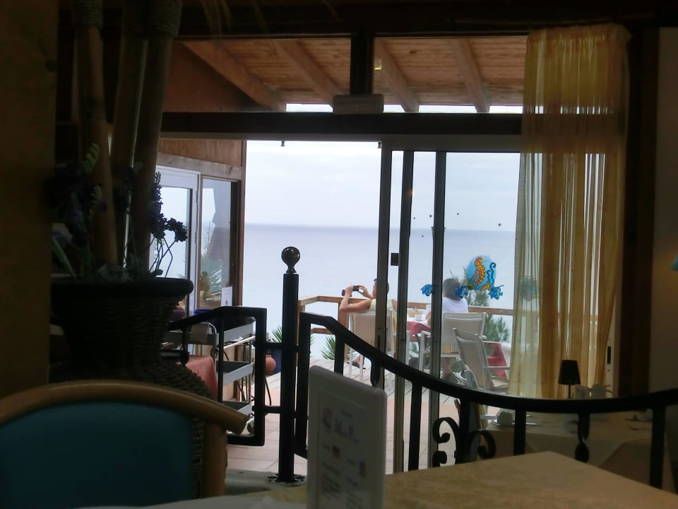 Durchblick zur Terrasse vom Restaurant Marina Playa Suite Hotel