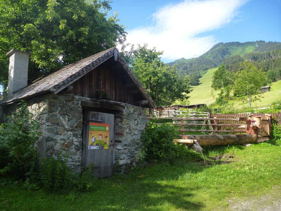 Innenhof mit Brunnen und altem Steinhaus Biohof Maurachgut - Urlaub am Bauernhof in Bad Hofgastein