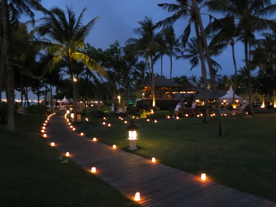 Bananenblatt-Kerzen am Abend InterContinental Bali Resort