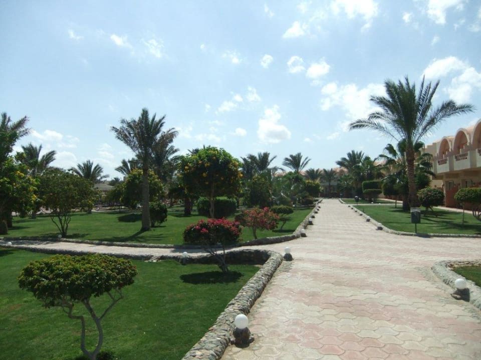 Gartenanlage wunderbar grün Three Corners Sea Beach Resort