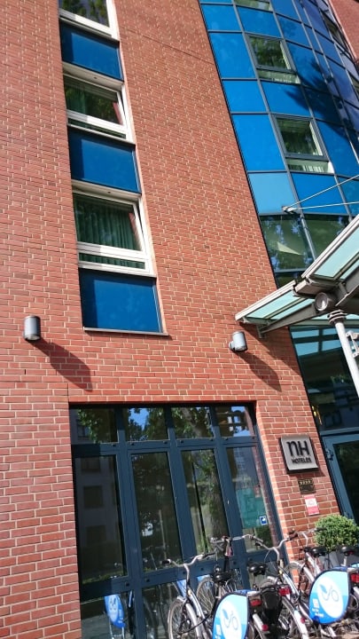 Das Hotel steht an einer Hauptstraße Hotel NH Hamburg Altona