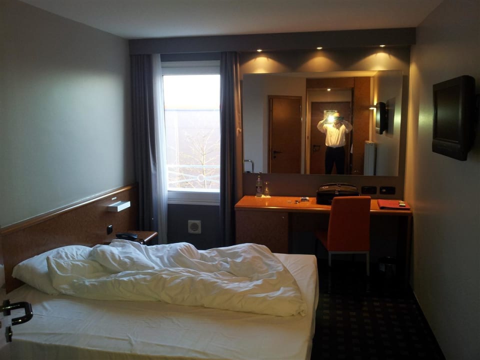 Bett & Schreibtisch ARA-Hotel Classic